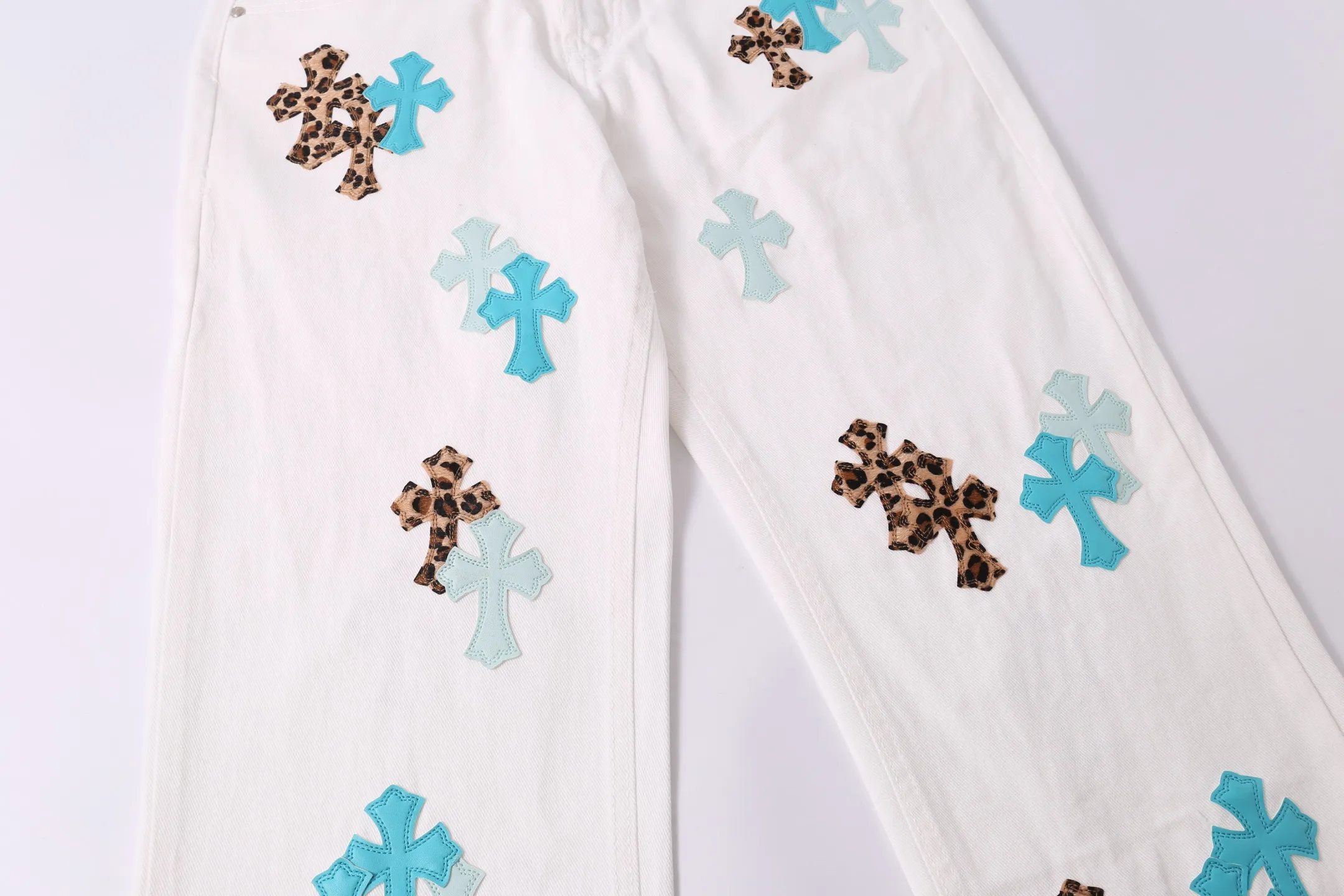 P260 Style number: H887 Croxin & 𝐂𝐡𝐫𝐨𝐦𝐞 𝐇𝐞𝐚𝐫𝐭 ss25 new ice blue leopard print cross patchwork leather jeans. Styles with different washed textures are very friendly to people with thin legs. The slightly flared version perfectly modifies the leg shape. The timeless and moderate length makes it easy to match and match. It is the basis for various styles and is a must-have in your wardrobe! The fabric is stiff but also makes the upper body soft without losing texture. The washing process is even more perfect. It is a must-have item for everyone! ! ! Washed wheat, tag, pants label, three labels complete Color: white Size: 28-30-32-34